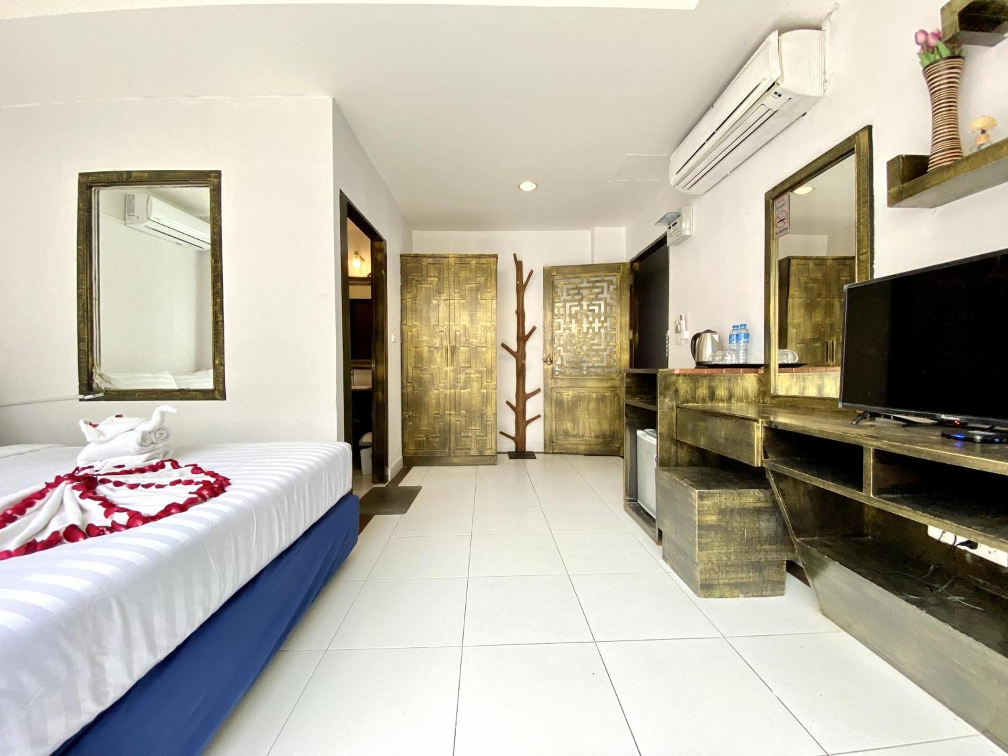 Beachwalk Patong Exterior foto