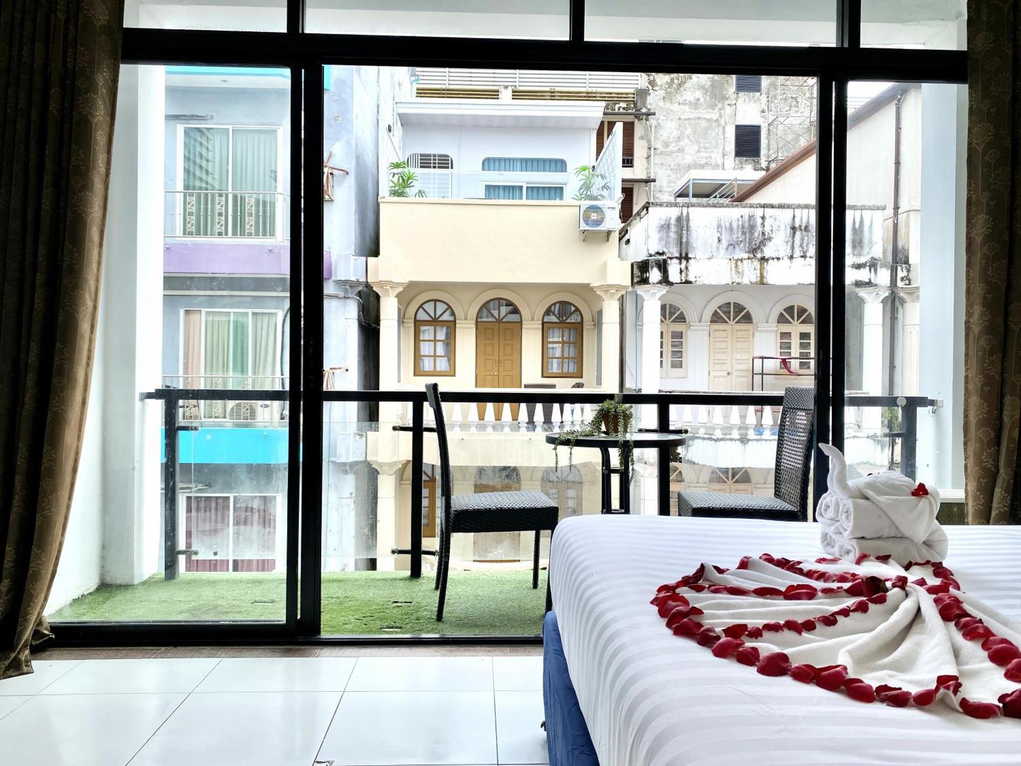 Beachwalk Patong Exterior foto