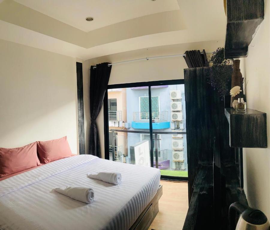 Beachwalk Patong Exterior foto