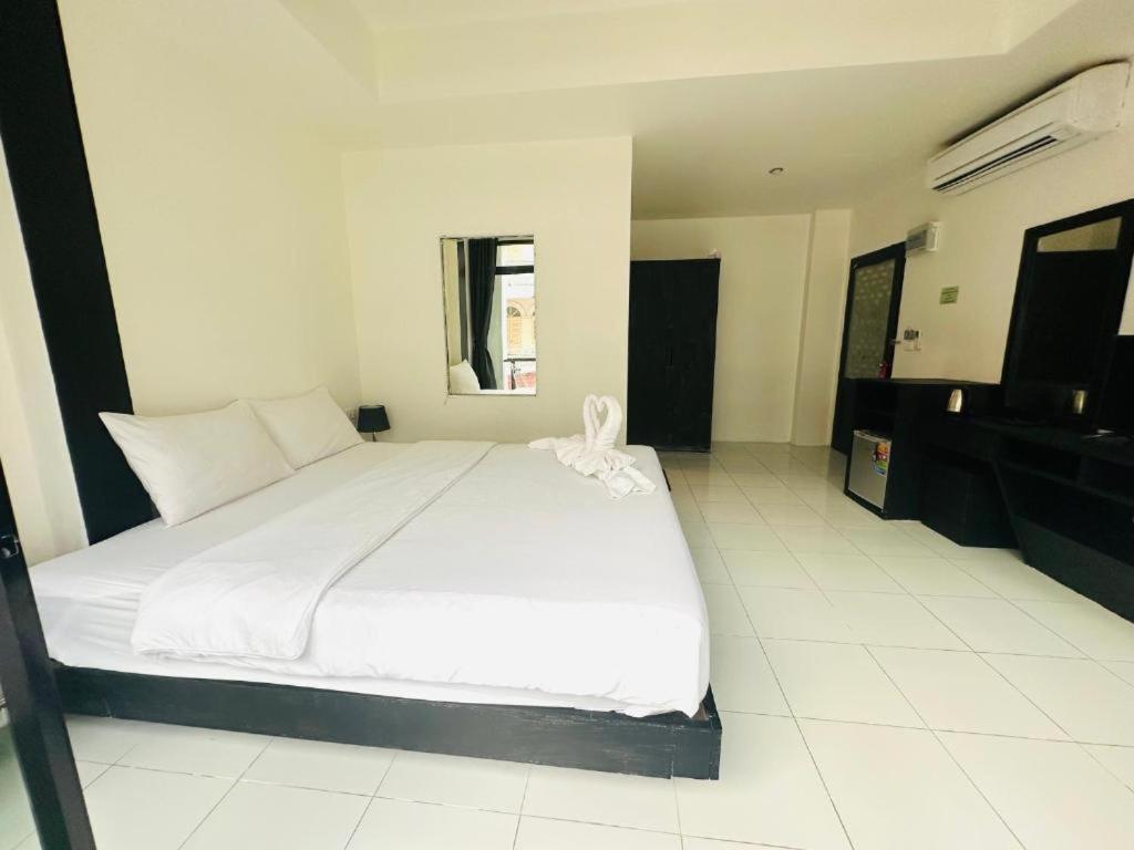 Beachwalk Patong Exterior foto