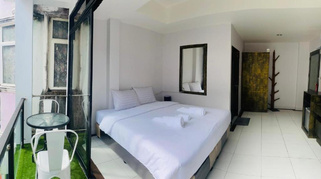 Beachwalk Patong Exterior foto